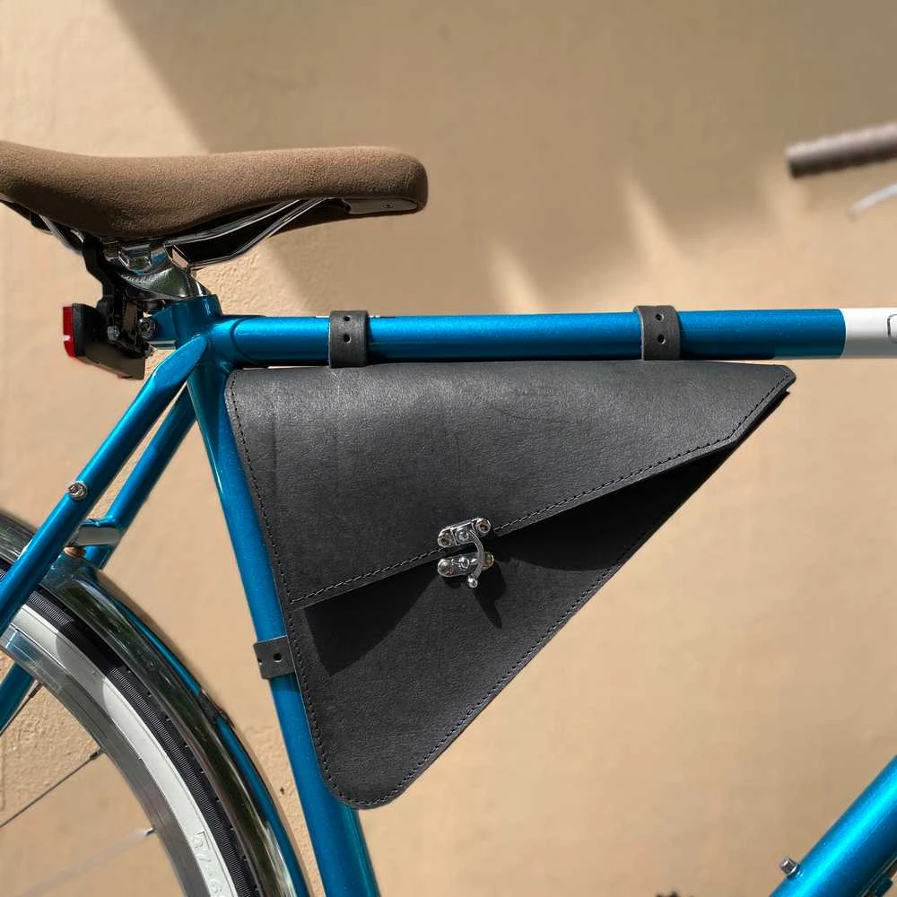 Сумка подрамная треугольная кожаная черная - фото 1