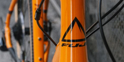 Велосипед Fuji GRAVEL JARI 2.3 — оранжевая новинка для города и природы