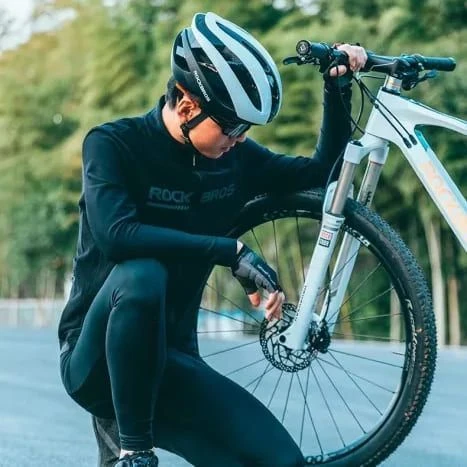 Велосипедный шлем ROCKBROS Lucien Buysse черно-белый L - фото 4