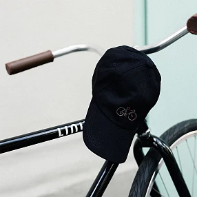 Бейсболка it's my!bike черная с вышивкой цветной велосипед