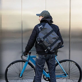 Cумка с плечевым ремнем EASTPAK Messer Bike Tarp Black