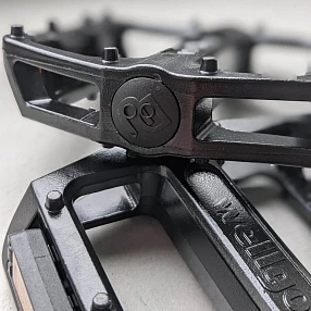 Педали широкие с отражателями Wellgo B087 черные