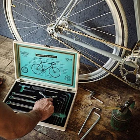 Большой подарочный велосипедный набор инструментов в деревянном боксе