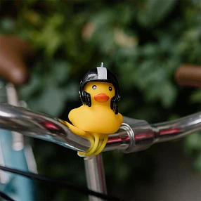 Утка на велосипед в шлеме
