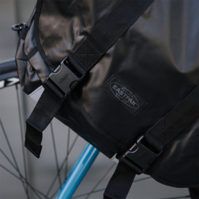 Cумка с плечевым ремнем EASTPAK Messer Bike Tarp Black