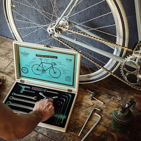 Большой подарочный велосипедный набор инструментов в деревянном боксе