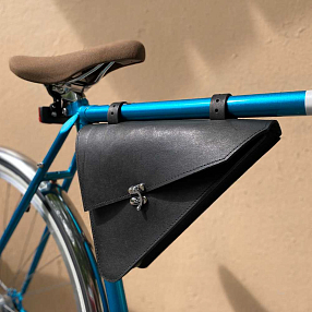 Сумка подрамная треугольная кожаная черная