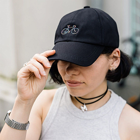Бейсболка it's my!bike черная с вышивкой цветной велосипед